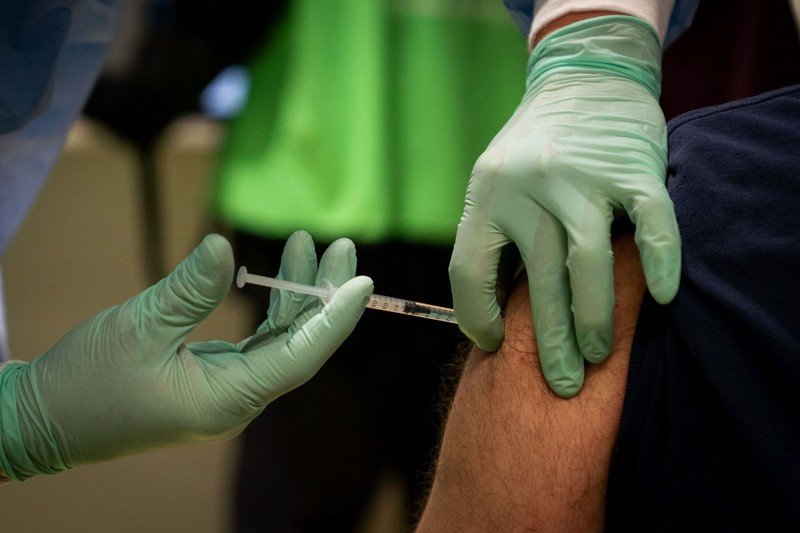 السعودية تلزم الموظفين بالتطعيم ضد “كوفيد 19″‎