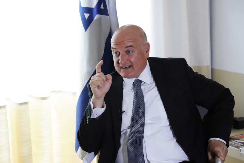 السفير الإسرائيلي يهاجم العثماني لدعم “حماس”