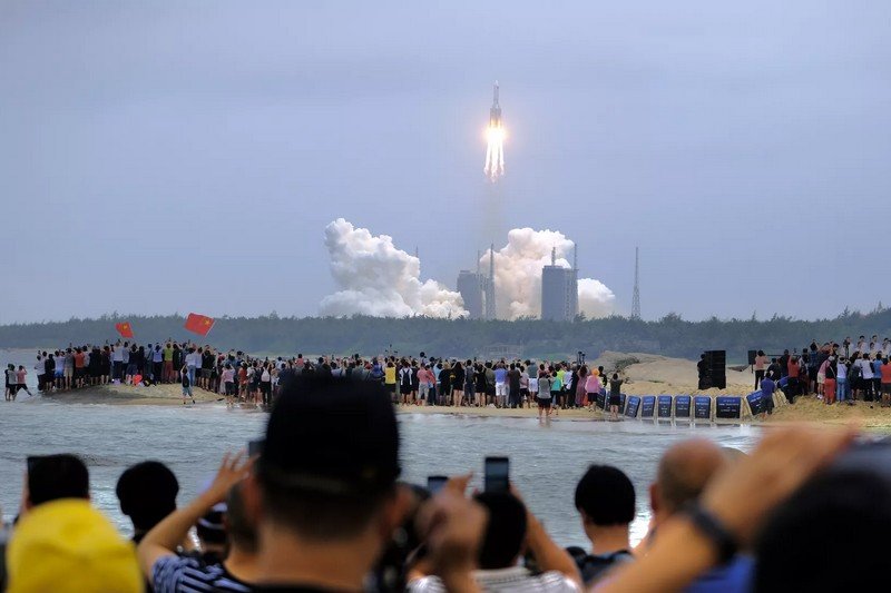 الصين تعلن سقوط بقايا الصاروخ الفضائي “التائه” في بحر العرب