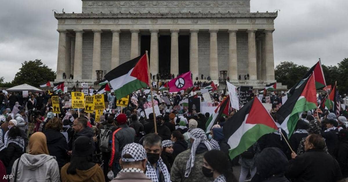 المئات يشاركون بمظاهرة مؤيد للفلسطينيين في واشنطن