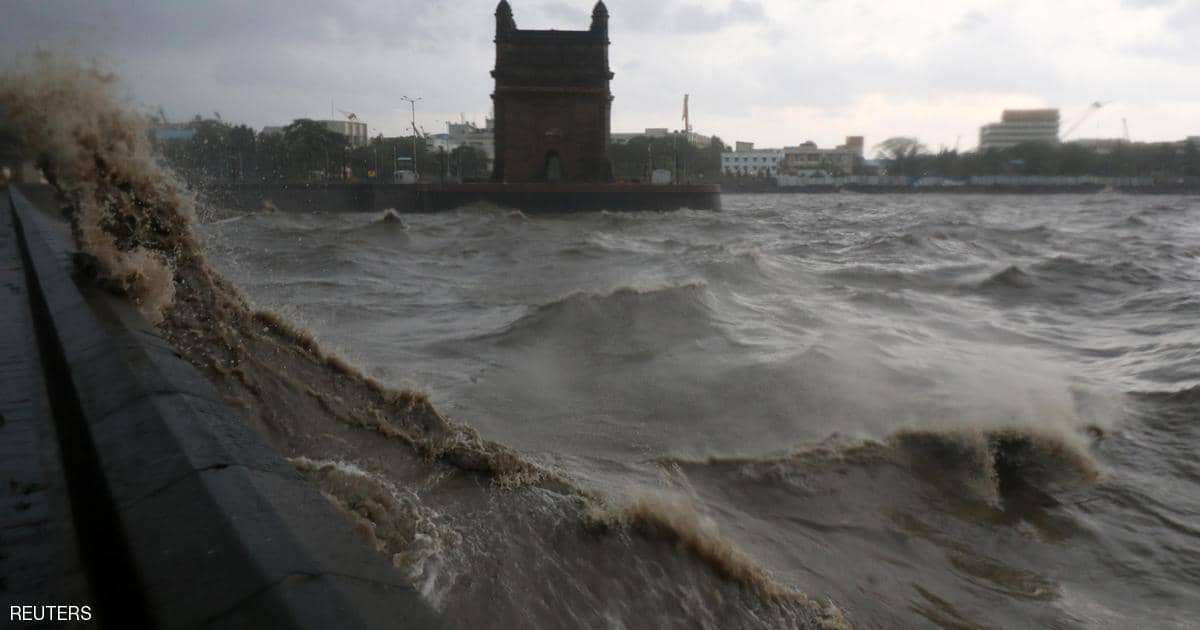 الهند.. تمشط البحر بعد غرق سفينة وانحراف أخرى بسبب إعصار