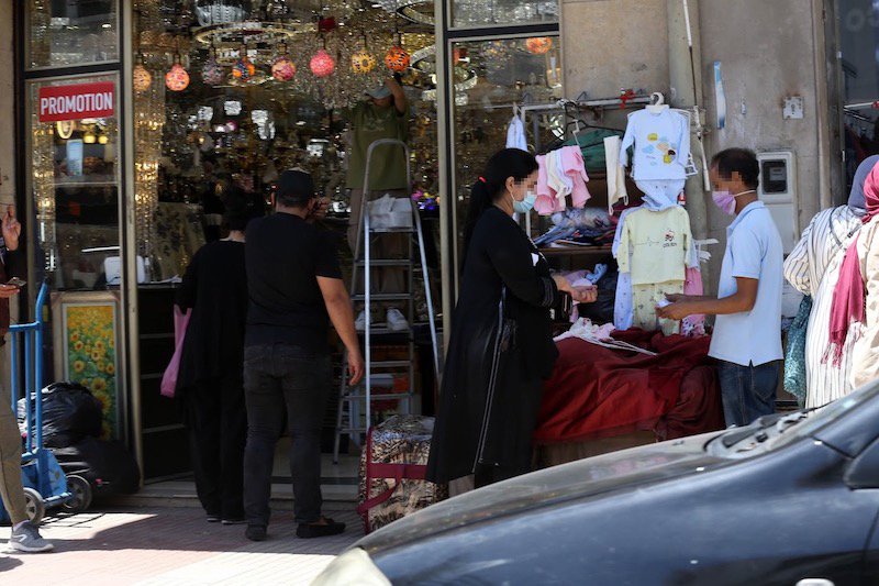 تهافت المغاربة لاقتناء “ملابس العيد” يخرق التدابير الصحية في الأسواق