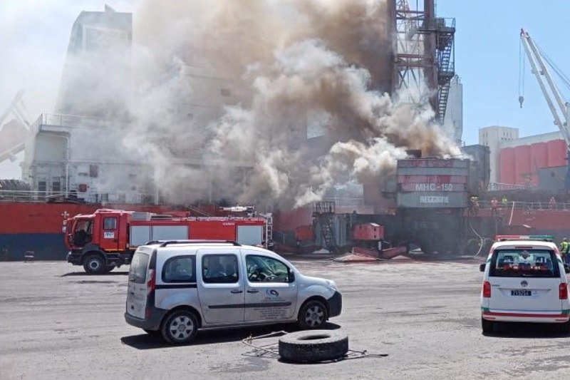 حريق مهول يستنفر السلطات في ميناء أكادير