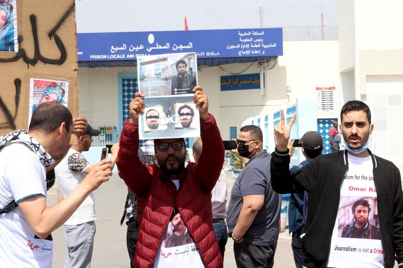 حقوقيون يحتجون أمام “عكاشة” للمطالبة بحرية الصحافيين الريسوني والراضي