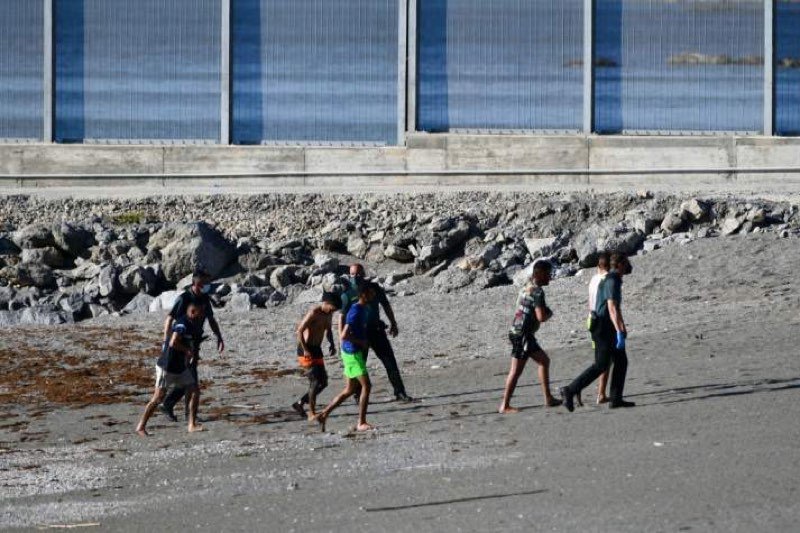 خمسة آلاف مهاجر يصلون إلى سبتة المحتلة سباحة