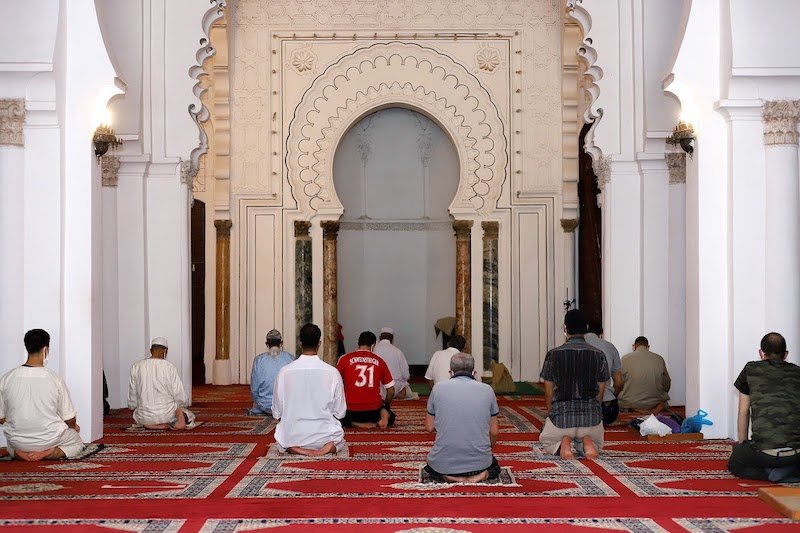 داعية يصف المطالبين بصلاة التراويح في المساجد زمن “كورونا” بـ”الحمقى”