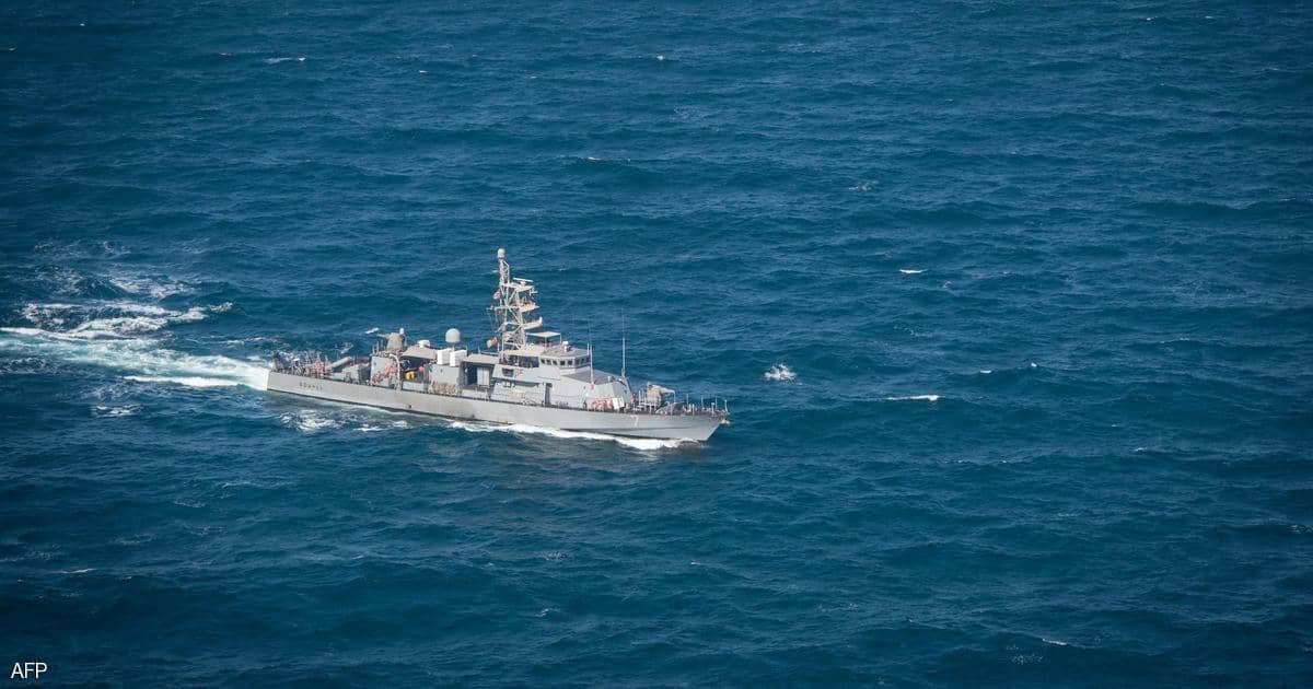 سفينة أميركية تطلق طلقات تحذيرية في مواجهة قوارب إيرانية