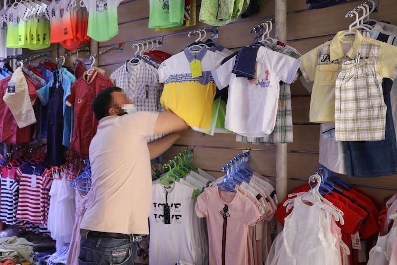 ضعف الاستيراد يرفع أسعار الملابس قبيل العيد