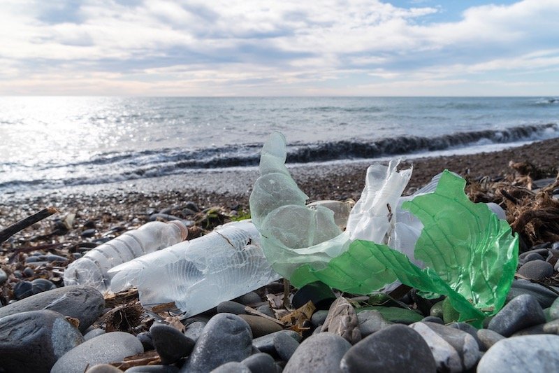 طول الشريط الساحلي يعقّد محاربة النفايات البلاستيكية في مياه المملكة