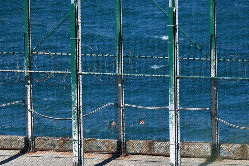 غياب الأمن الإسباني يشجع الآلاف على الولوج سباحة إلى سبتة