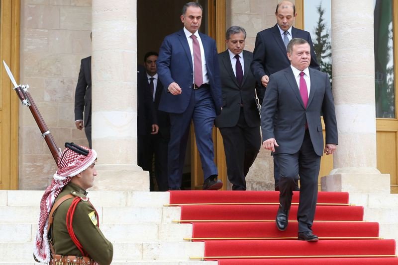 ملك الأردن يقبل استقالة 3 من مستشاري البلاط