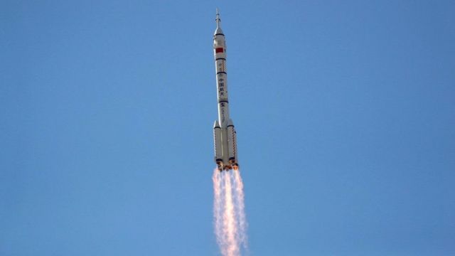 الصين ترسل أول طاقم بشري إلى محطتها الفضائية الجديدة لترتيب “بيتها” الجديد في الفضاء