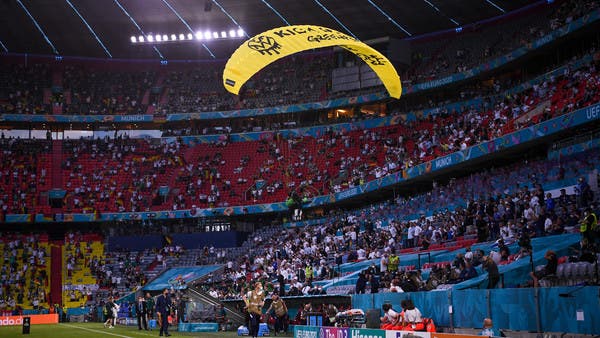 الكشف عن هوية “محتج” اقتحم مباراة فرنسا وألمانيا بمظلة