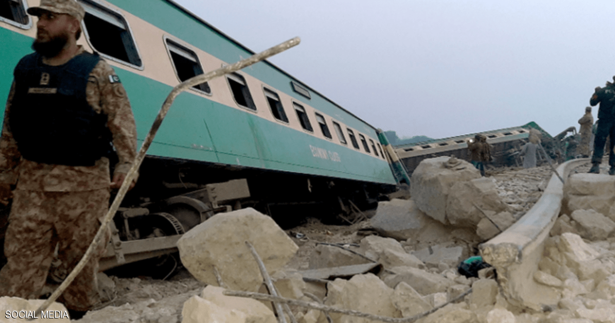 بالصور والفيديو.. عشرات القتلى في حادث تصادم قطارين بباكستان
