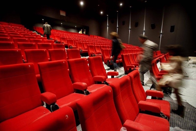 قاعات السينما والمسارح تنفض غبار الإغلاق وتستعد لاستقبال المتفرجين