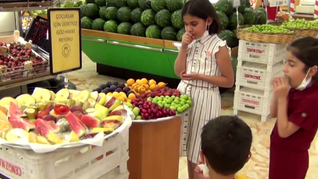 أسواق خضار تركية تخصّص أقسامًا لتقديم الفاكهة للأطفال مجانًا