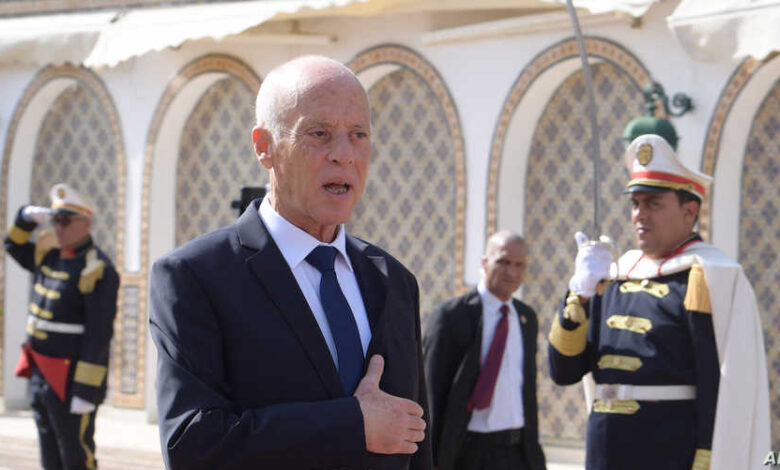 الرئيس التونسي يتولى السلطة التنفيذية ويعلن إقالة الحكومة وتجميد البرلمان