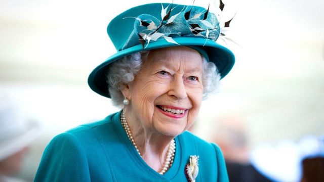 الملكة إليزابيث تمنح صليب الملك جورج لموظفي الهيئة العامة للخدمات الصحية