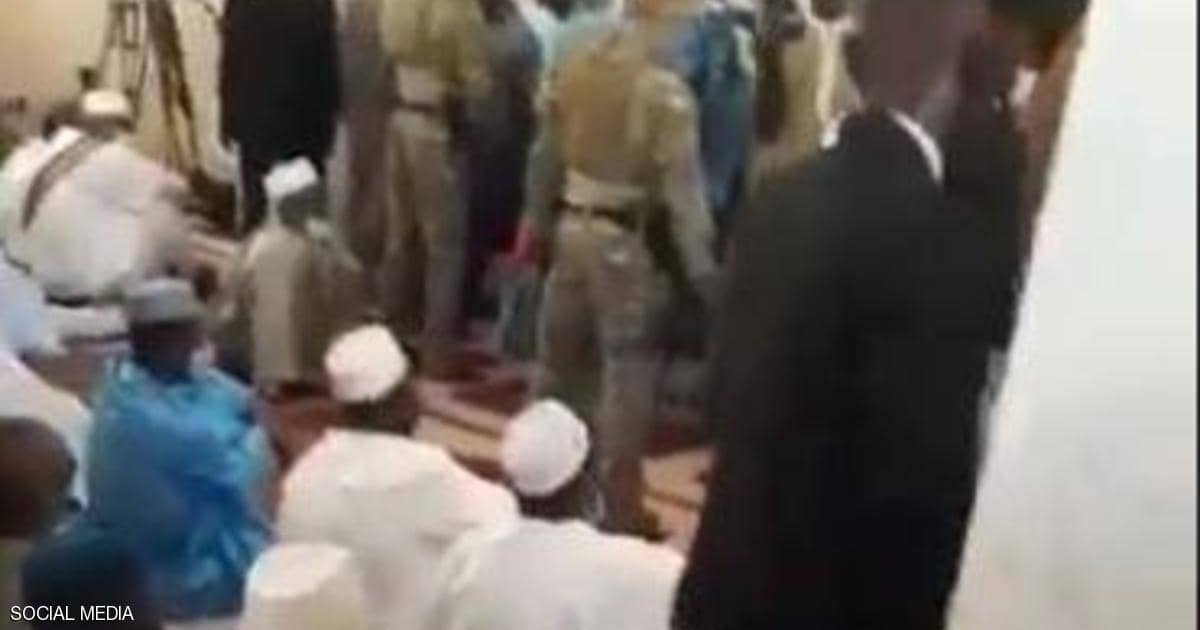فيديو.. لحظة مهاجمة رئيس مالي المؤقت أثناء صلاة العيد