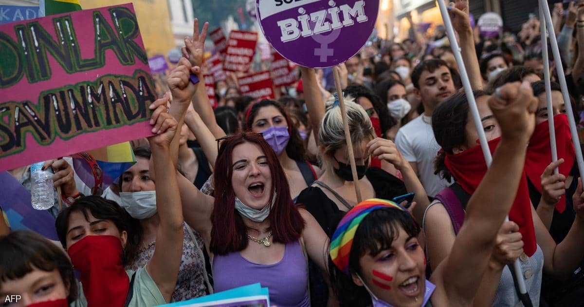 “قرار أردوغان” يفجر غضب المرأة التركية.. ويرسخ لعداء تاريخي