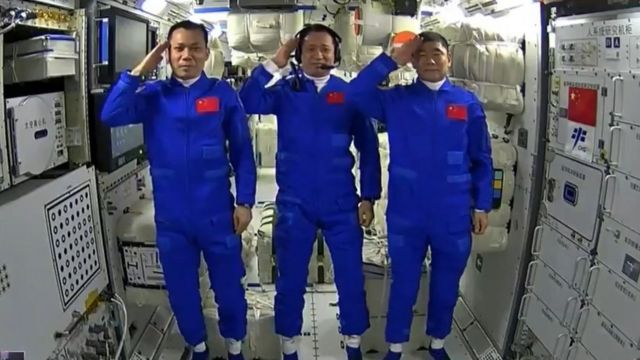 محطة الفضاء الصينية: ماذا فعل طاقمها في أول يوم في الفضاء؟