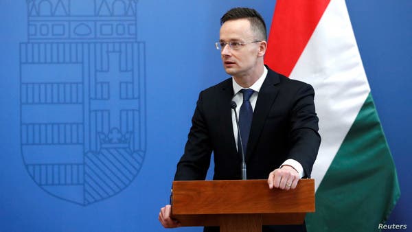 وزير الخارجية المجري ينتقد عقوبات “يويفا” تجاه بلاده