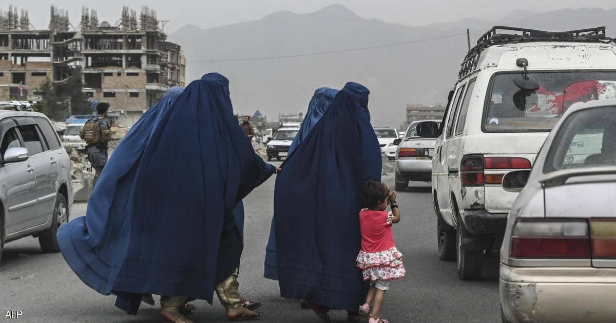أفغانستان.. نساء كابل يلجأن إلى “مفرش السرير”