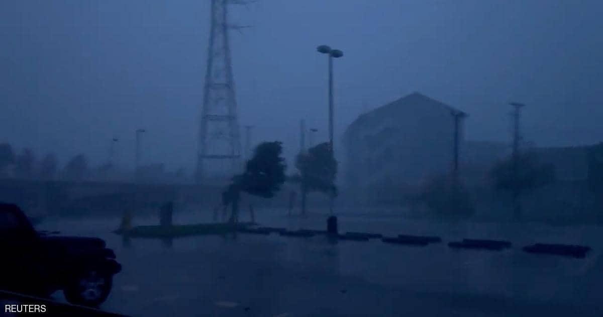 إعصار إيدا يغرق نيو أورلينز الأميركية في ظلام دامس