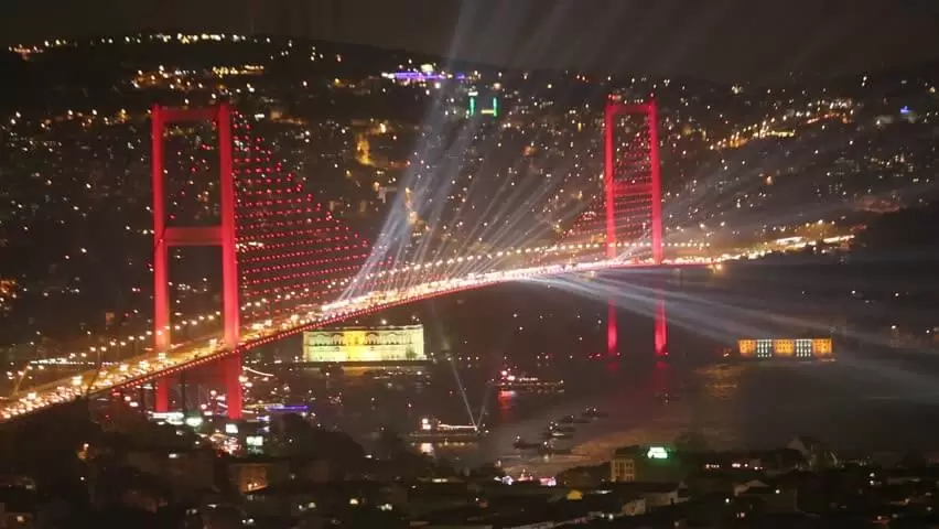 تجربة السير في الجسر المضيء ليلا اسطنبول تركيا turkia turkish