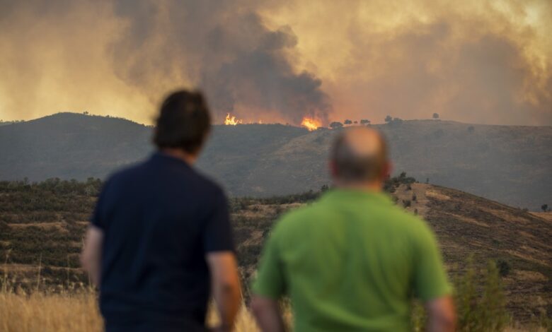 حريق هائل بإسبانيا يتسبب في إجلاء السكان من منازلهم