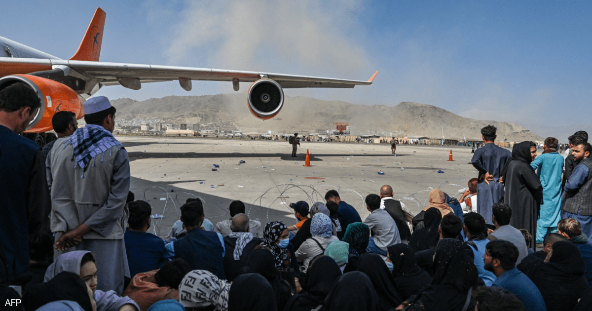 زواج افتراضي وكسر للأيدي.. شهود يروون “مآسي مطار كابل”