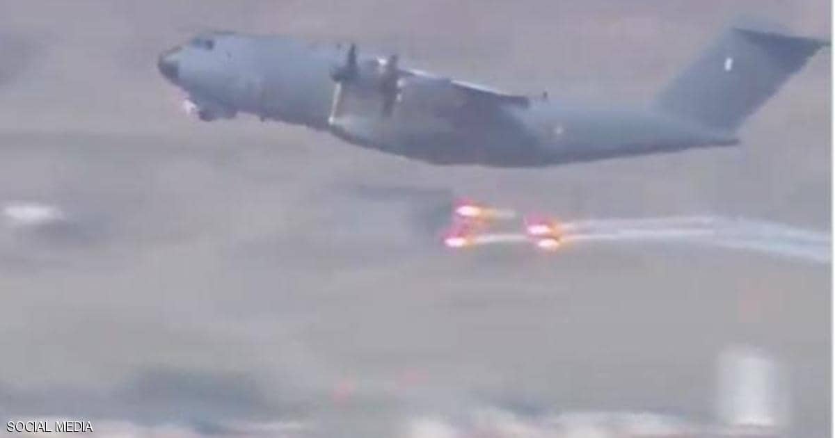 لتفادي هجوم داعش.. فيديو لطائرة وسط النيران بمطار كابل