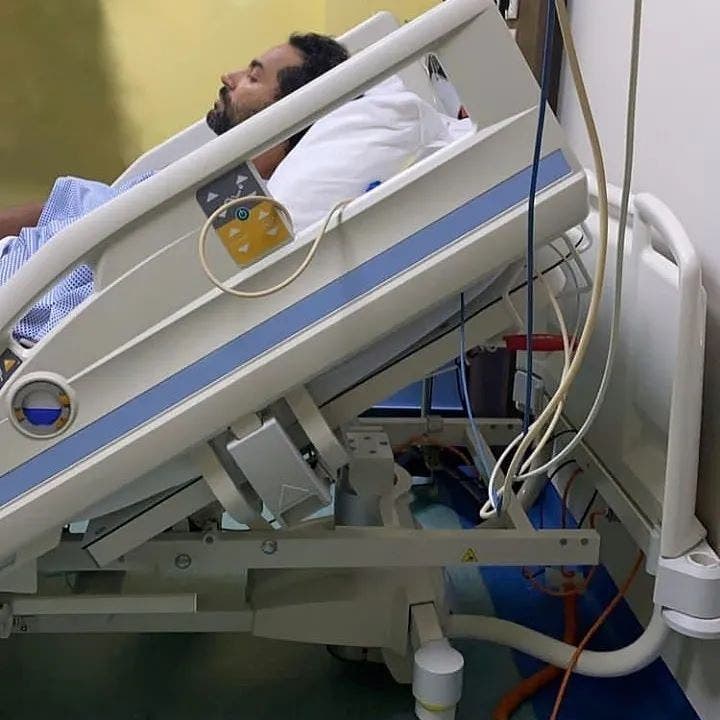 أزمة صحية مفاجئة تلم بكريم فهمي.. وصورة من المستشفى