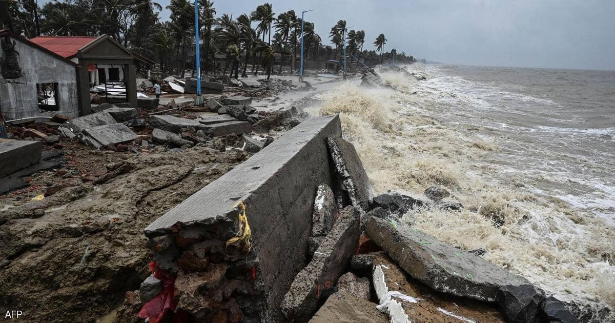 الإعصار “غولاب” يصل السواحل الشرقية للهند
