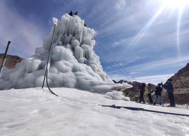 التغير المناخي: علماء يطورون أبراجا جليدية لمواجهة أزمة المياه في جبال الهيمالايا