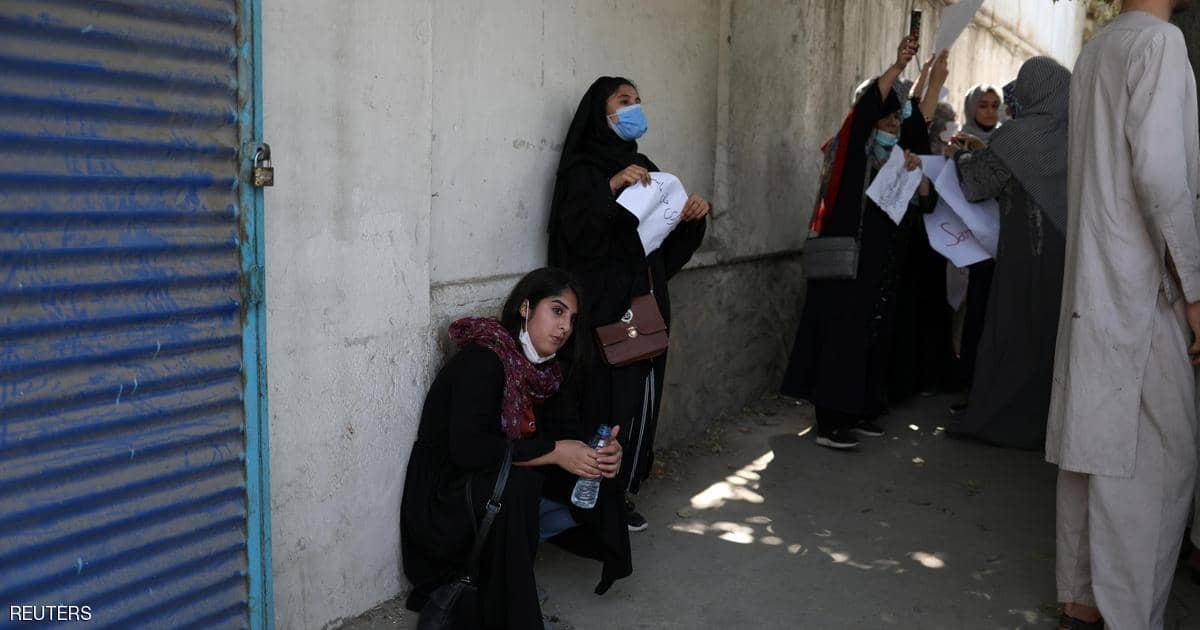 بالفيديو.. طالبان تفرق تظاهرة لعشرات النساء في كابل