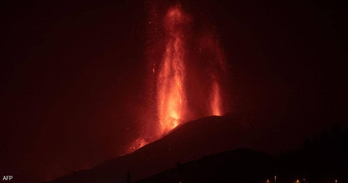 حمم “بركان لا بالما” تصل للمحيط ومخاوف من انبعاثات سامة