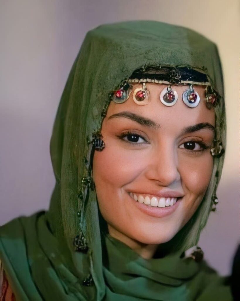 صورة نادرة للممثلة التركية ​هاندا أرتشيل بالحجاب!