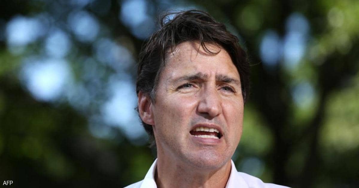 محتج غاضب يرشق رئيس وزراء كندا بالحجارة