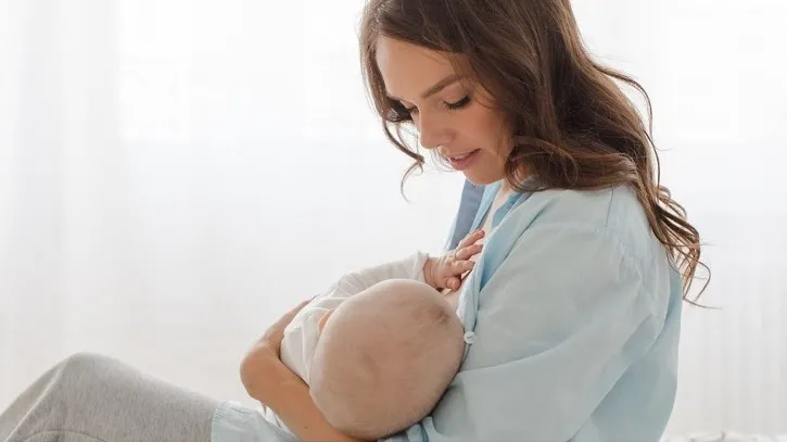هل تستطيع الأم إرضاع طفلها بعد تلقي لقاح كورونا؟
