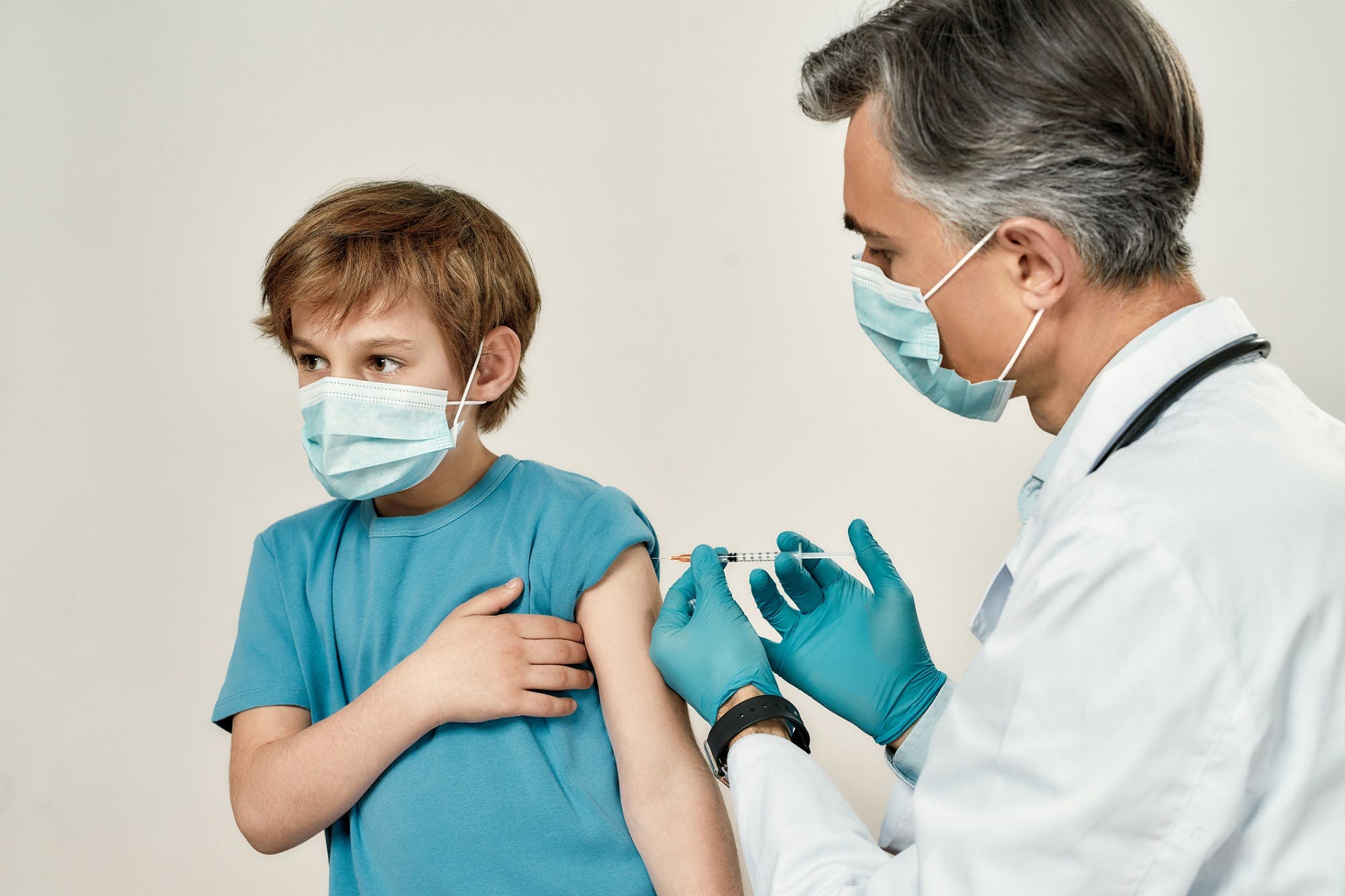 هل يجب تطعيم الأطفال بلقاح كورونا؟ لجنة بريطانية توضح