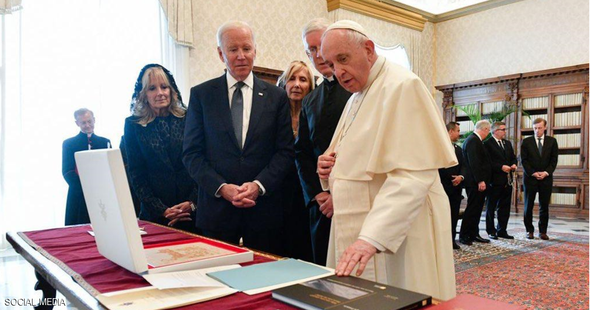 البابا فرنسيس يهدي “وثيقة الأخوة الإنسانية” لبايدن