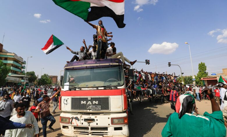 تظاهرات حاشدة رافضة للحكم العسكري ومطالبة باستعادة مدنية الدولة بالسودان