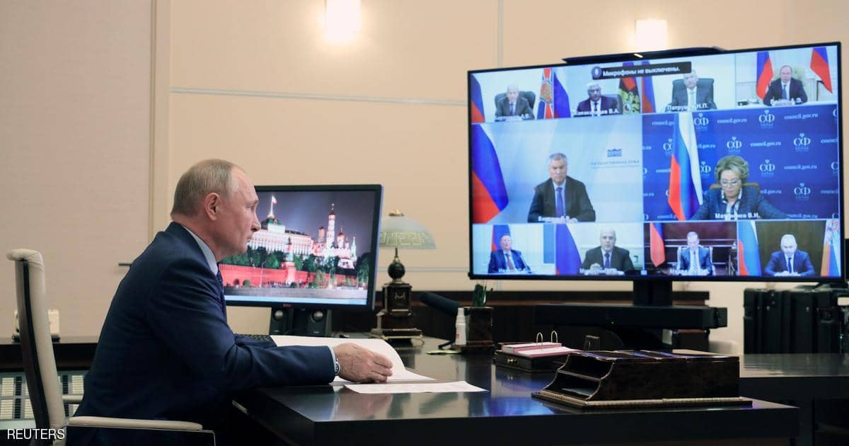 سعال بوتن لا يتوقف.. ويثير التساؤلات في روسيا