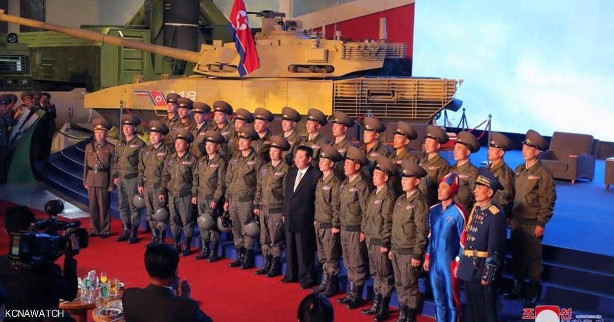ضجة في كوريا الشمالية.. جندي بـ”زي غريب” مع الزعيم
