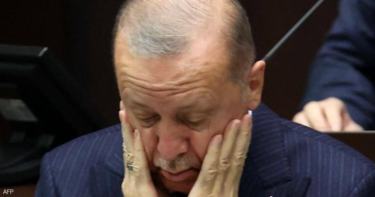 عزل أردوغان مسؤولين بالبنك المركزي يهوي بالليرة التركية