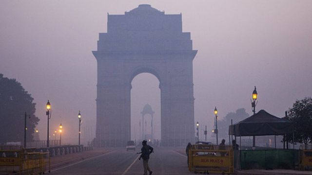 إغلاق المدارس والجامعات في العاصمة الهندية دلهي بسبب تلوث “خطير” في الهواء