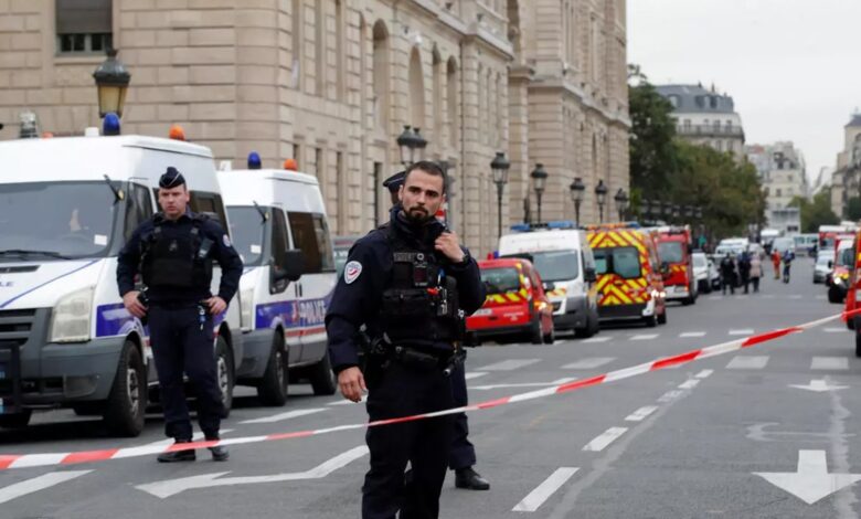 احتمال الإرهاب موجود .. إصابة شرطي فرنسي بجروح بليغة بسلاح أبيض