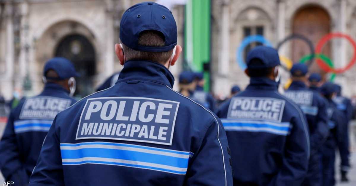 وزير الداخلية الفرنسي يعلن عن طعن شرطي في باريس