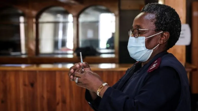 المتحور أوميكرون.. أطباء من جنوب أفريقيا يزفون خبراً سراً